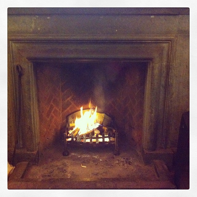 Morning yoga with a roaring log fire? Oh yes indeed. @save_ivy_house is the perfect winter yoga venue! #druyoga #yoga #yogaclass #london #winter #ivyhouse #nunhead #peckham